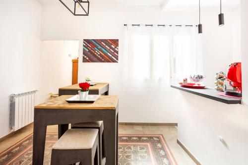 uma cozinha com um balcão e uma mesa num quarto em Binario 91 Rooms em Palermo