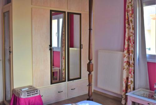 a room with a dresser with a large mirror at Villa Niki in Págoi