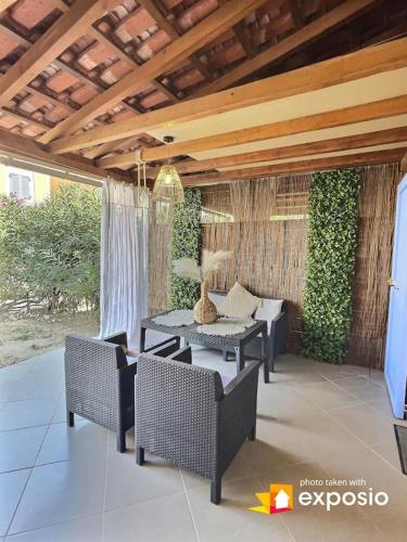 un patio avec une table et des chaises sur un patio dans l'établissement MARINA SUR L'ILE DES PECHEURS AVEC COMPLEXE AQUATIQUE, au Barcarès