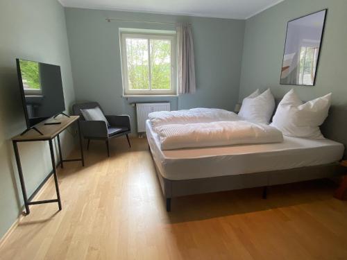 une chambre avec un lit, un bureau et une chaise dans l'établissement Modern eingerichtete Wohnung mit 2 Schlafzimmern, à Bergen