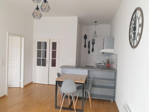 cocina con mesa y sillas en una habitación en Sur la Route du Rhin, en Vogelsheim