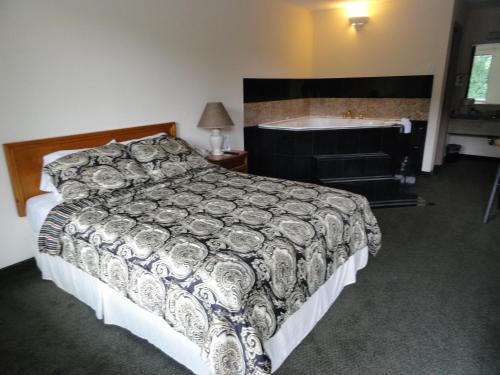 Postel nebo postele na pokoji v ubytování Travelers Inn & Suites