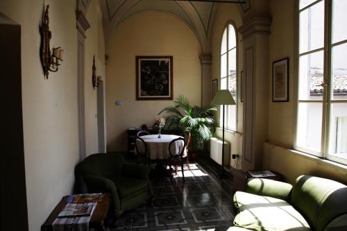 フォリーニョにあるLa Corteのリビングルーム(テーブル、椅子、窓付)