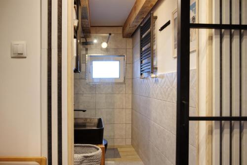 niewielka łazienka z toaletą i oknem w obiekcie Studio w zabytkowej kamienicy w mieście Gdynia