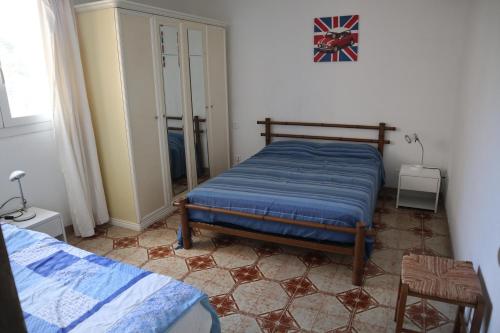 Schlafzimmer mit einem Bett und einem Spiegel in der Unterkunft Appartement dernier étage vue imprenable sur mer in Bastia