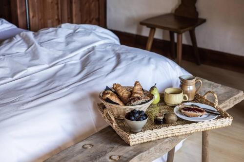 a table with a basket of food on a bed at Chalet d'Albiez in Albiez-Montrond