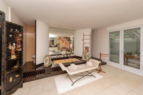 - un salon avec une table et un miroir dans l'établissement Chambres d'hôtes de charme au REFUGE DU PEINTRE prés de St Emilion, à Sainte-Terre