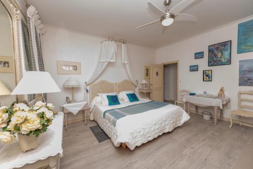 a bedroom with a bed and a bathroom with a sink at Chambres d'hôtes de charme au REFUGE DU PEINTRE prés de St Emilion in Sainte-Terre