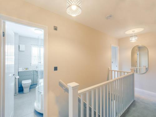 bagno con scala, servizi igienici e lavandino di Annes Cottage a Strines