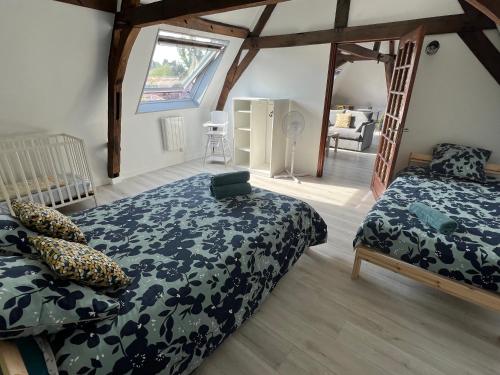 een slaapkamer met 2 bedden in een kamer bij Appartement Le Saint haut Centre ville à Saint-Omer in Saint-Omer