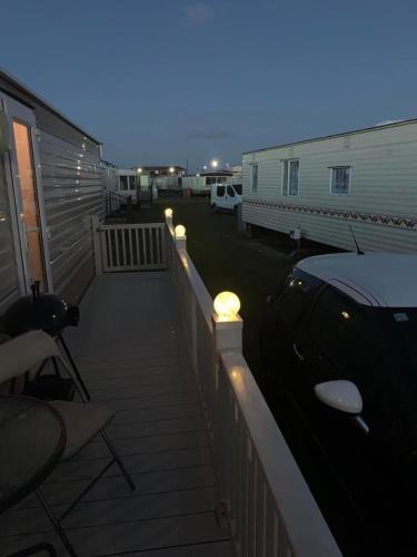 eine Terrasse mit Lichtern und ein Auto darauf geparkt in der Unterkunft Sealands in Ingoldmells