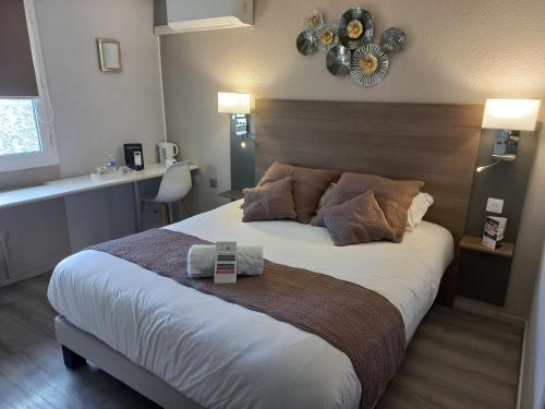 um quarto com uma cama grande num quarto em Contact Hôtel ALYS Bourg en Bresse Ekinox Parc Expo em Bourg-en-Bresse