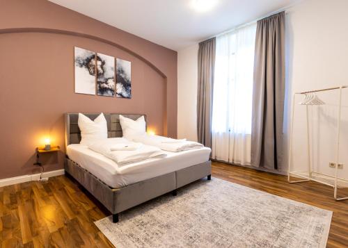 ein Schlafzimmer mit einem Bett und einem großen Fenster in der Unterkunft Business & Life Apartment nähe TU, HBF und Oper - SmartTV, MagentaTV und Küche in Chemnitz