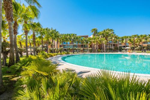 basen z palmami w ośrodku w obiekcie Apartment Salgados by Algarve Vacation w Albufeirze
