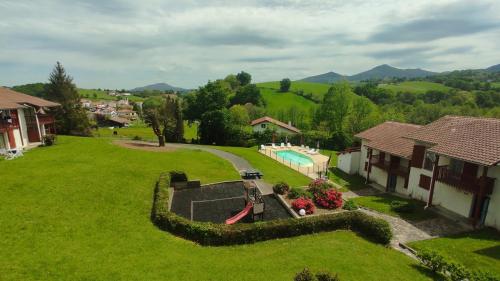 - une vue aérienne sur une cour avec une piscine et une maison dans l'établissement BANCA Piscine Vue Montagnes, à Souraïde