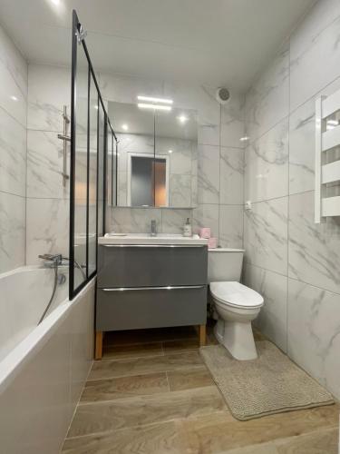 La salle de bains est pourvue d'un lavabo, de toilettes et d'une baignoire. dans l'établissement Atelier 46, à Honfleur