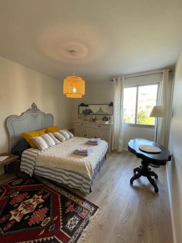 une chambre avec un lit, une table et une fenêtre dans l'établissement Atelier 46, à Honfleur