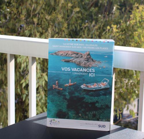 un livre assis au-dessus d'une table dans l'établissement Studio l'Echappée mandréenne le calme entre mer et forêt, à Saint-Mandrier-sur-Mer