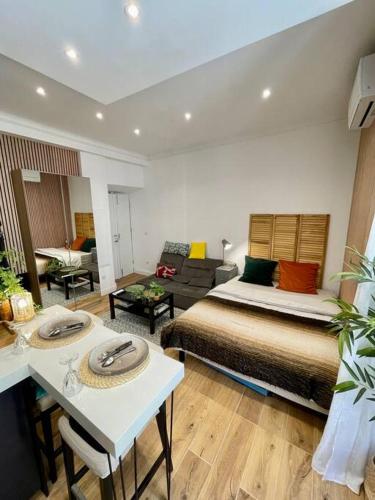 une chambre avec un grand lit et un salon dans l'établissement Studio de charme en hyper centre, à Ajaccio