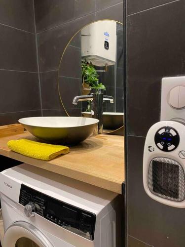 La cuisine est équipée d'un évier, d'un miroir et d'un four micro-ondes. dans l'établissement Studio de charme en hyper centre, à Ajaccio