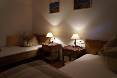 מיטה או מיטות בחדר ב-Ferienwohnung Dolomitenheim