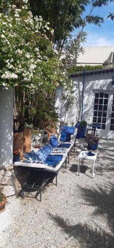 un groupe de lits assis dans une cour dans l'établissement Maison et terrasse dans le jardin du Château de Gaillard, à Marseille