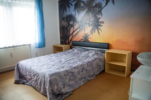 ein Schlafzimmer mit einem Bett und einem Waschbecken darin in der Unterkunft Urlaub mit verglaster Terrasse in Emmingen-Liptingen