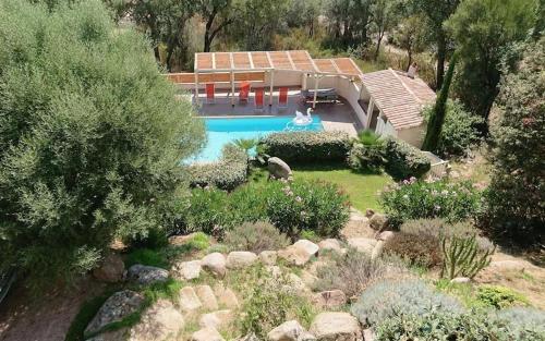 - une vue aérienne sur la piscine dans le jardin dans l'établissement Villa Maremuntagna Porto Vecchio, à Porto-Vecchio