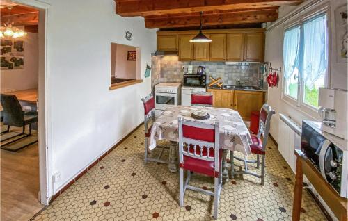 une cuisine avec une table et des chaises dans une pièce dans l'établissement Holiday Home La Barrière - 02, à Beaulieu