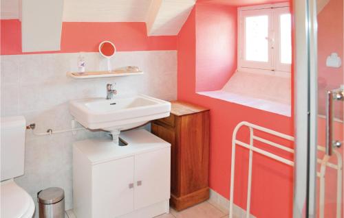 ein Bad mit einem Waschbecken und einem WC in der Unterkunft 2 Bedroom Cozy Home In Beaulieu in Beaulieu