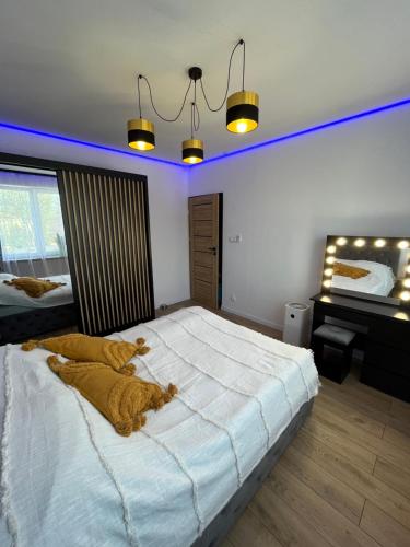 een slaapkamer met een groot wit bed en een spiegel bij Brylant in Zamość