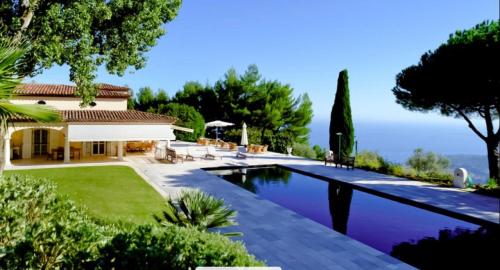 una piscina frente a una casa en The Unique Villa with Magnificent sea view, en Èze