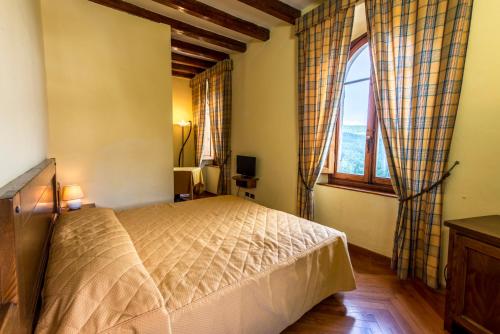 ein Schlafzimmer mit einem Bett und einem großen Fenster in der Unterkunft Hotel Bellavista in Abetone