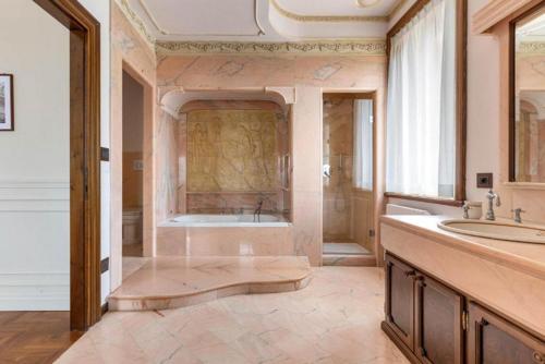 baño grande con bañera y lavamanos en Villa Lena Puglia, en Oria