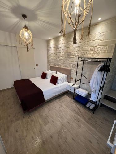 Un dormitorio con una cama grande y una lámpara de araña. en CARA Creta Beach House en Kolymvari