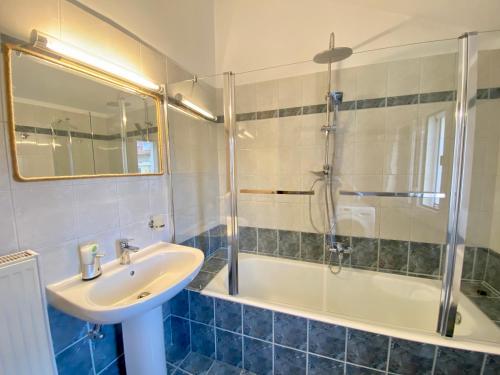 un bagno con lavandino e doccia di Valeria's Apartment ad Argostoli