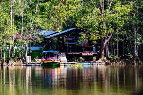 a house on a dock on a body of water at Oso de Osa in Sierpe