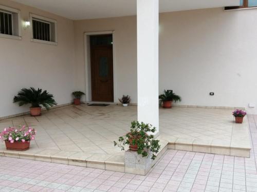een binnenplaats met potplanten en een gebouw bij Casa Federica in Taviano