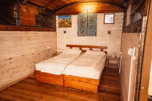 sypialnia z łóżkiem w drewnianym pokoju w obiekcie Lisa's Farm Place w mieście Riszon le-Cijjon