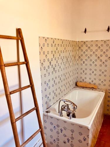 La salle de bains est pourvue d'un lavabo et d'une échelle. dans l'établissement Mas Provençal au pied de la sainte Victoire à 8 k d'Aix en provence, à Beaurecueil