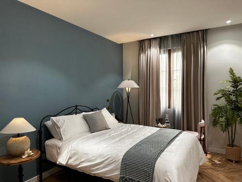 フーコックにあるTiny House Phu Quocの青い壁のベッドルーム1室(大型ベッド1台付)