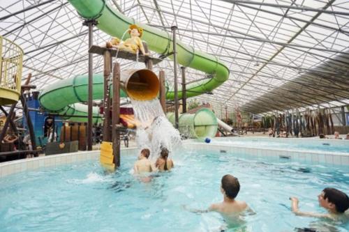 un groupe de personnes jouant dans une piscine dans l'établissement Chalet te huur op *****camping Terspegelt 4 personen, à Eersel