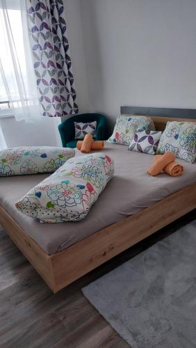 drewniane łóżko z poduszkami w sypialni w obiekcie Horský Hotel Vršky w mieście Závadka nad Hronom
