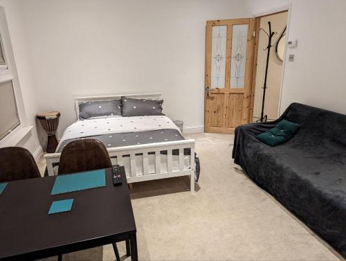 Un pat sau paturi într-o cameră la Fully-equipped flat in the city of London.