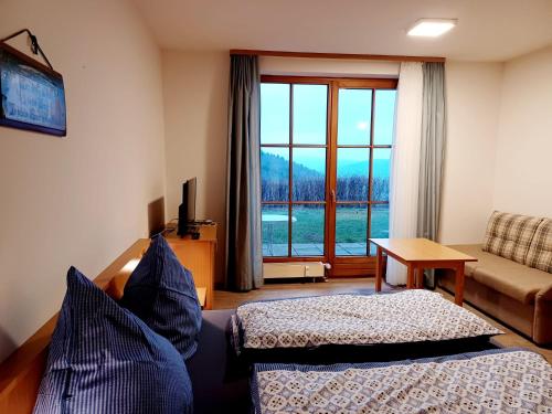 um quarto de hotel com duas camas e uma janela em Bayern Ferienland Sonnenwald em Schöfweg