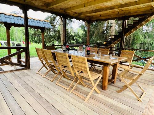 een houten tafel en stoelen op een houten terras bij Château de Crènille in Chaumes-en-Brie