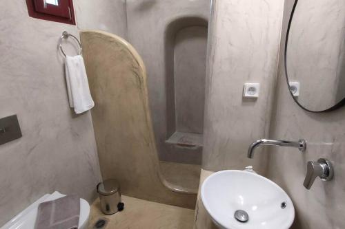 W łazience znajduje się umywalka oraz prysznic z lustrem. w obiekcie Dreamer's Secret villa 2 w mieście Emporio