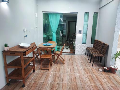 a dining room with a wooden table and chairs at Casa Linda e Aconchegante in Manaus