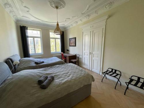 ein Schlafzimmer mit 2 Betten und einem Stuhl darin in der Unterkunft Ruhige&charmante Altbauwohnung in Leipzig