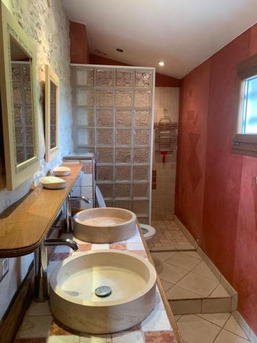 une salle de bain avec toilettes et douche dans l'établissement Les Tilleuls, à Thenon